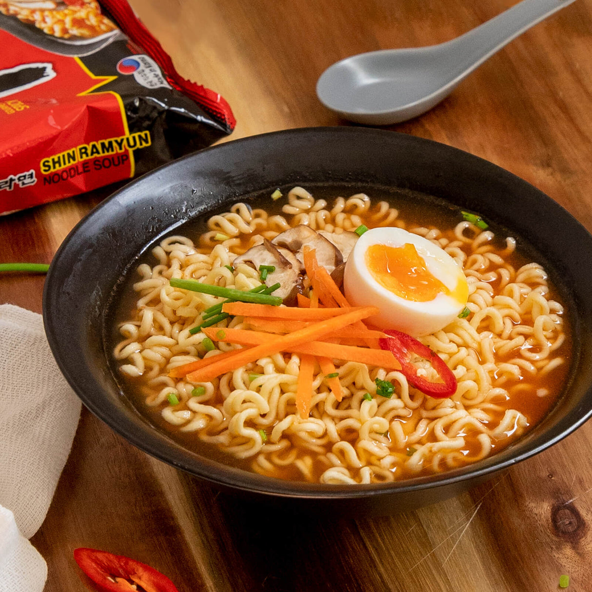 Greitai paruošiami makaronai Shin Ramyun puodelyje NONGSHIM, 68 g