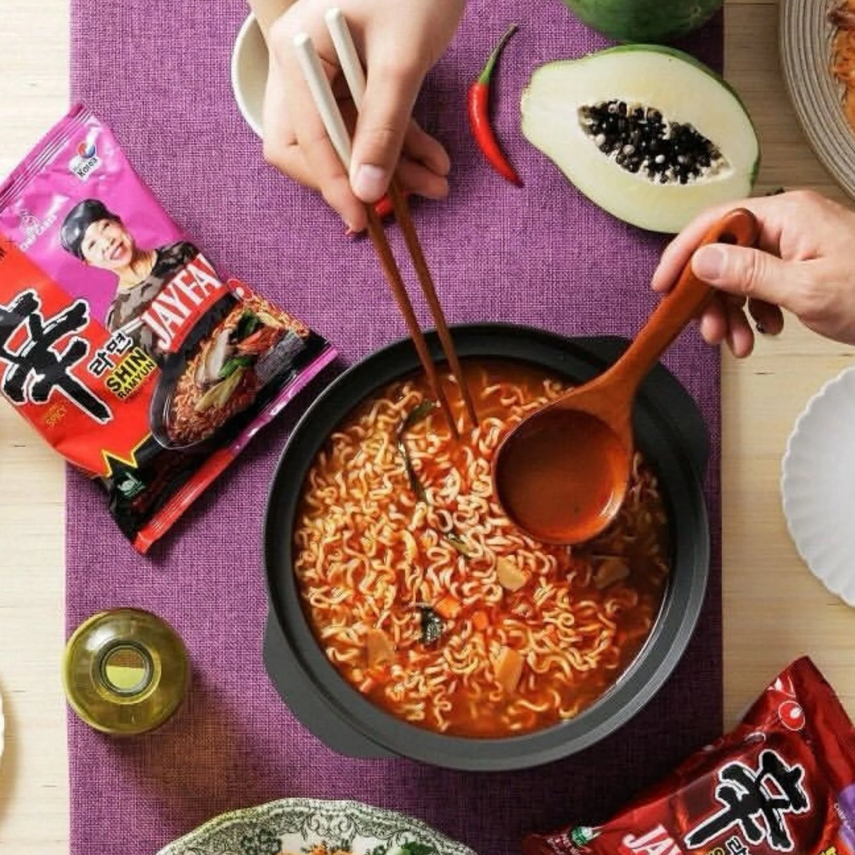 Greitai paruošiami makaronai Shin Ramyun Tomyum (Šeimos pakuotė) NONGSHIM, 5 x 123 g
